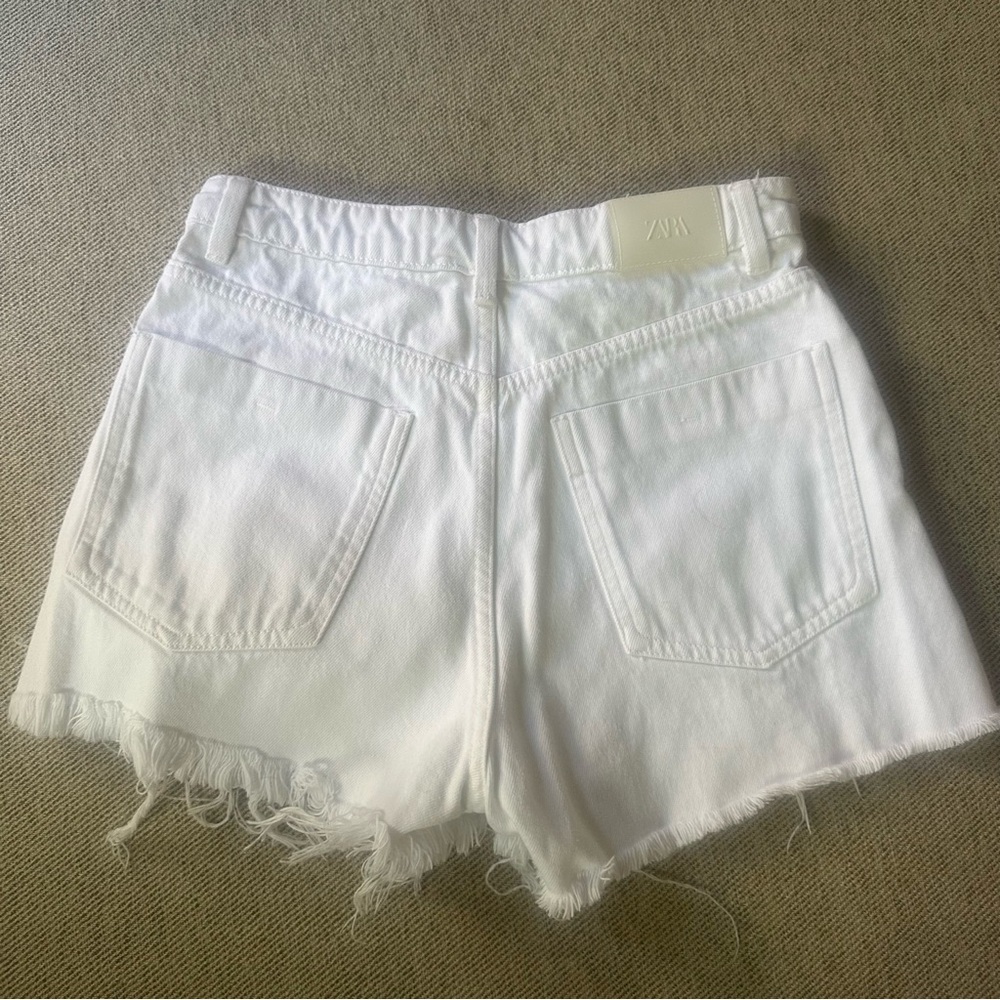 Zara White Frayed Hem Women Shorts - Picture 3 of 4